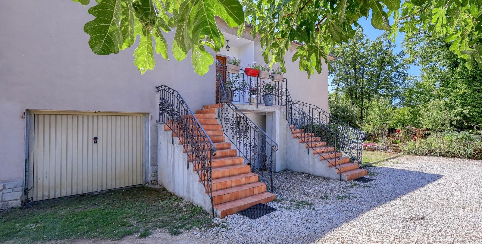 Façade de La Villa Ayiti à Nans-les-Pins